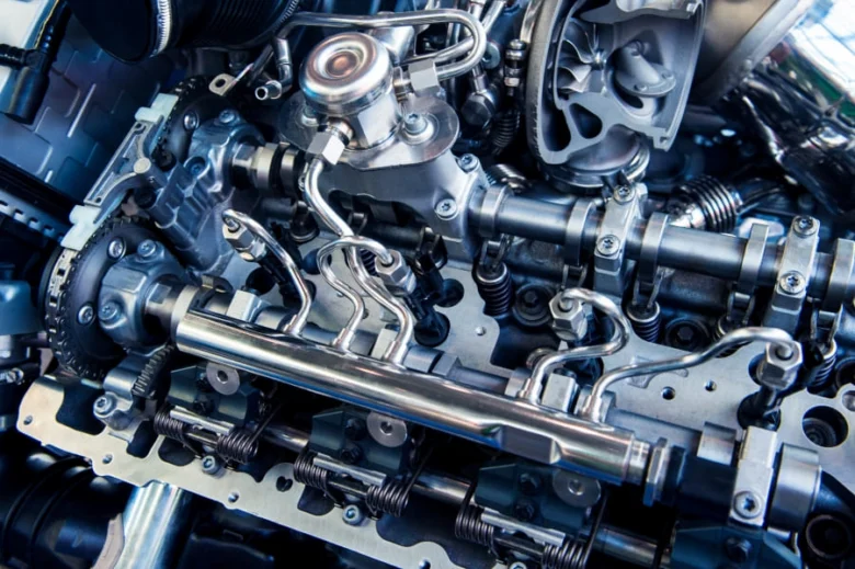 Detailní pohled na vnitřnosti dieslového motoru s common rai