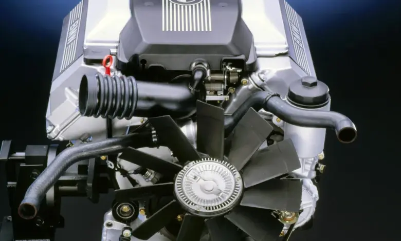 Motor BMW na stojanu pro prezentaci v článku.