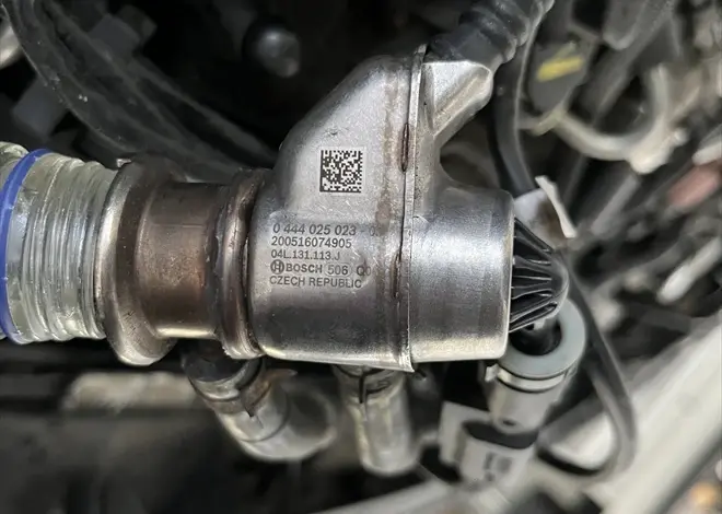 Boschová jednotka systému AdBlue v motorovém prostoru Mercedesu.