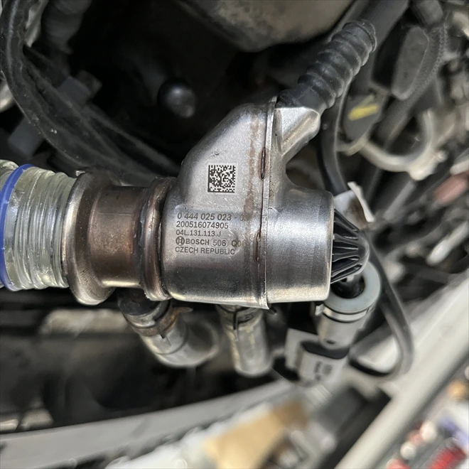 Boschová jednotka systému AdBlue v motorovém prostoru Mercedesu.