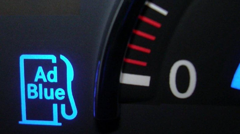 Modrá ikona AdBlue na přístrojové desce Mercedes ukazuje chybu.