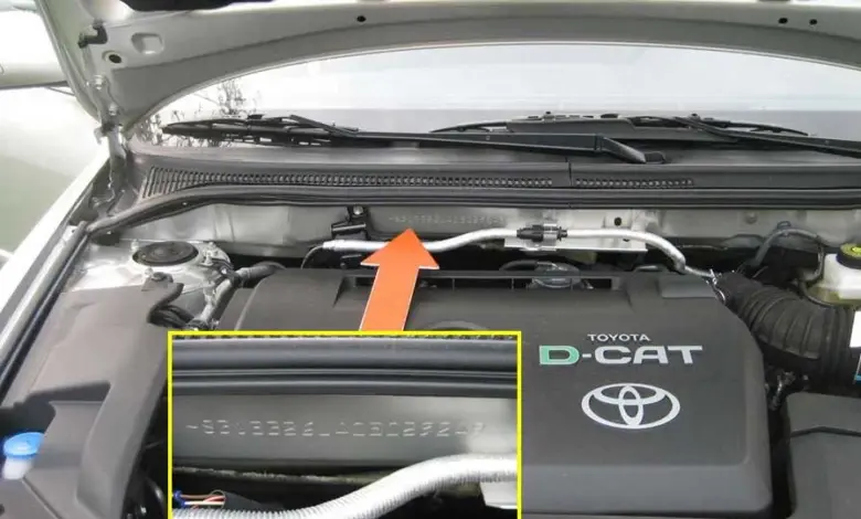 Číslo motoru u Toyoty pod kapotou s označením šipkou.