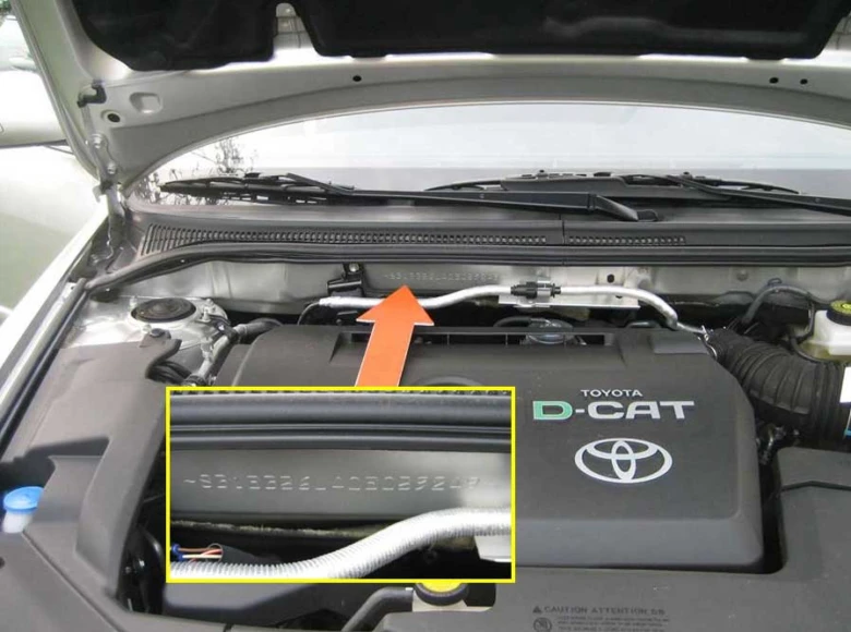 Číslo motoru u Toyoty pod kapotou s označením šipkou.