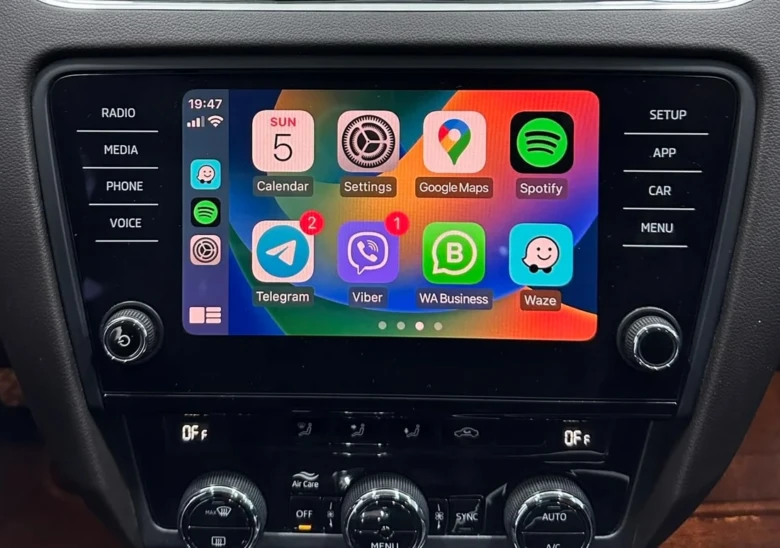 Apple CarPlay rozhraní na displeji vozu po úspěšném připojení