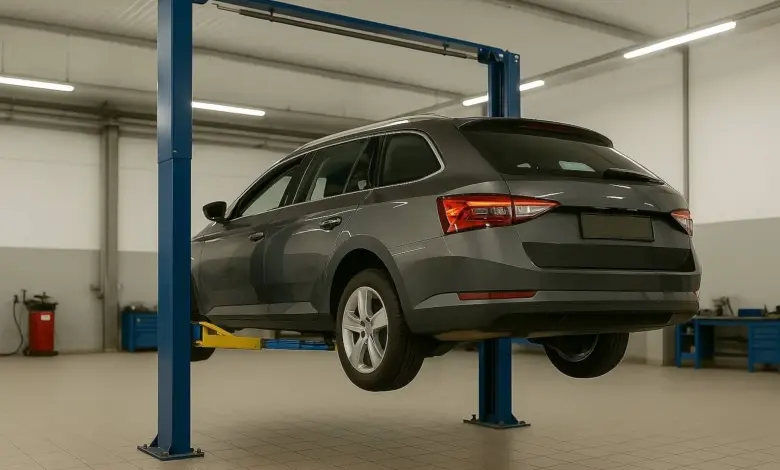Šedé auto na zvedáku v dílně, nevhodné pro téma zpětných zrcátek.