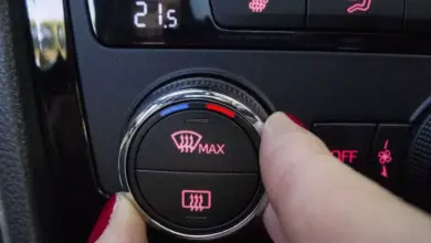 Ruka otáčí ovladač topení v autě pro zimu.