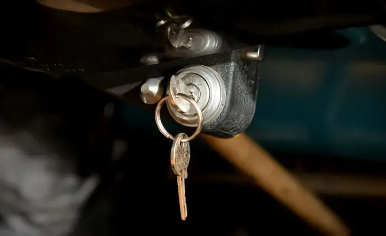 Klíče v zámku zapalování automobilu.