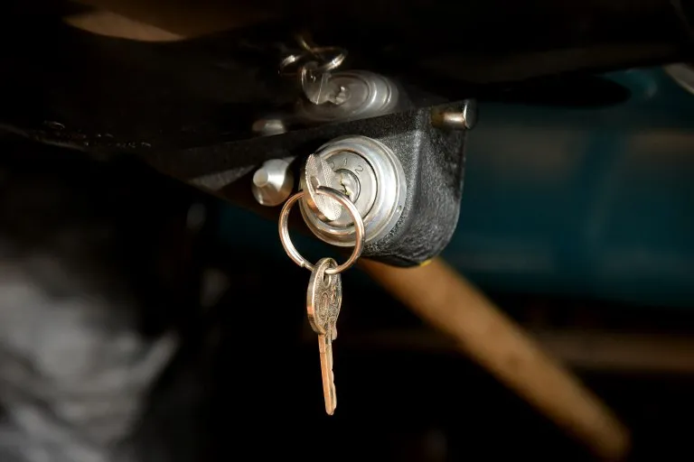 Klíče v zámku zapalování automobilu.