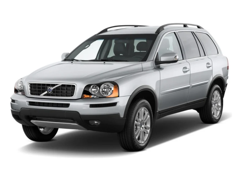 Stříbrný crossover SUV značky Volvo na bílém pozadí.