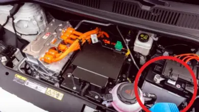 Podkapot elektromobilu s baterií a vysokonapěťovými kabely.