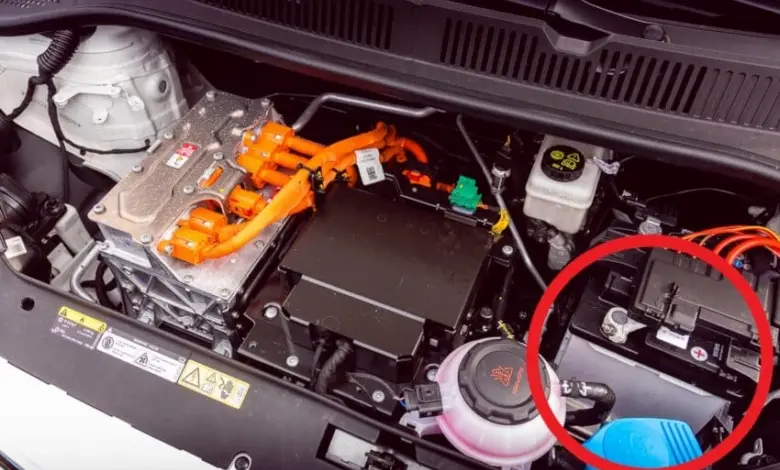 Podkapot elektromobilu s baterií a vysokonapěťovými kabely.