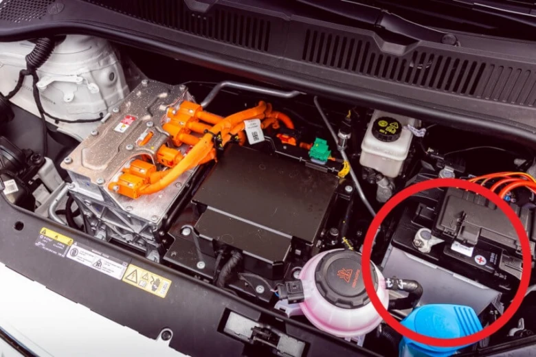 Podkapot elektromobilu s baterií a vysokonapěťovými kabely.