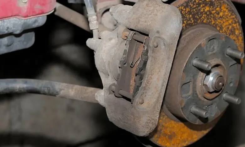 Detailní pohled na brzdový třmen s kotoučem u automobilu.