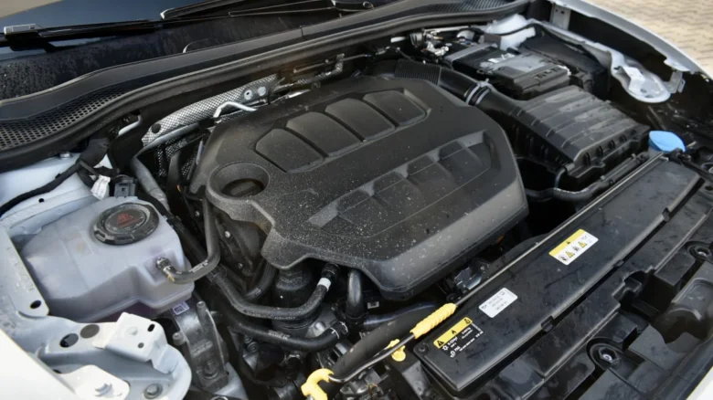 Otevřená motorka automobilu s viditelným krytem motoru.