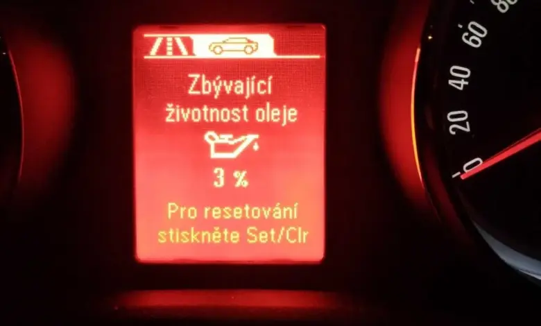 Czech dashboard message showing remaining oil life and instructions for resetting the indicator.