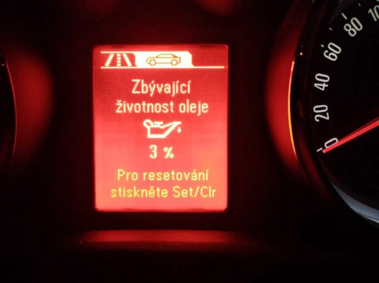 Czech dashboard message showing remaining oil life and instructions for resetting the indicator.