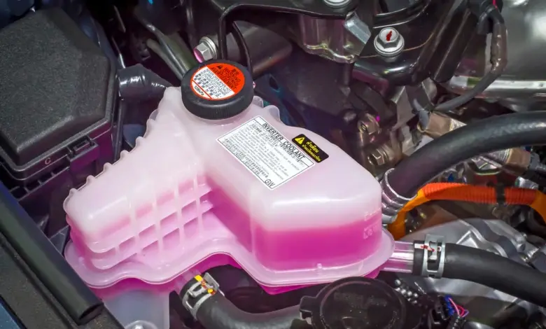 Expanzní nádrž s víčkem pro chladicí systém automobilu