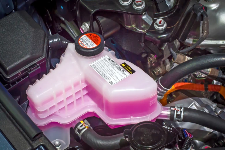 Expanzní nádrž s víčkem pro chladicí systém automobilu