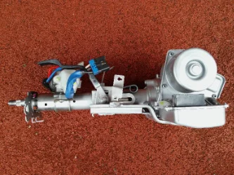 Detailní pohled na hřeben řízení auta s elektromotorem pro opravu.