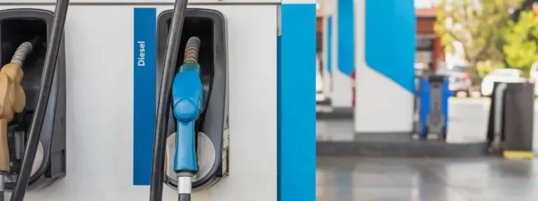 Modré a žluté čerpadla na benzínové stanici pro rozlišení typů paliva.