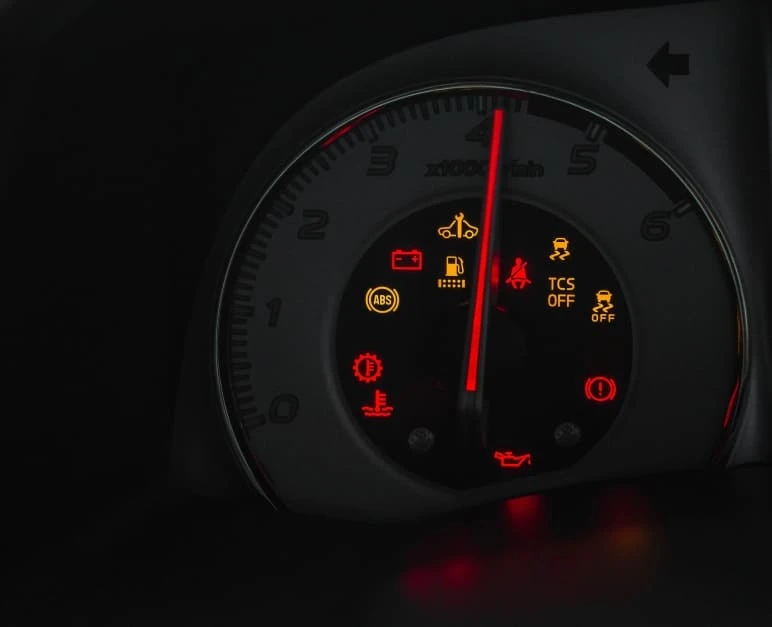 Kontrolka VSA a další varovné lampy na přístrojové desce auta.