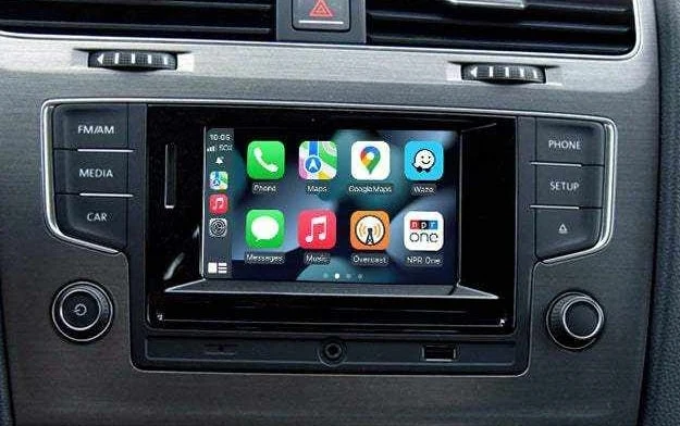 Apple CarPlay rozhraní na displeji vozu Škoda Fabia