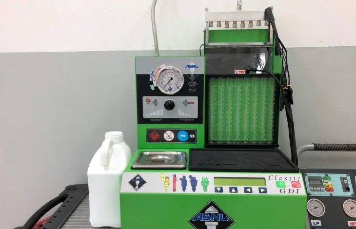 Fuel injector cleaning machine