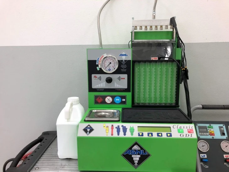 Fuel injector cleaning machine