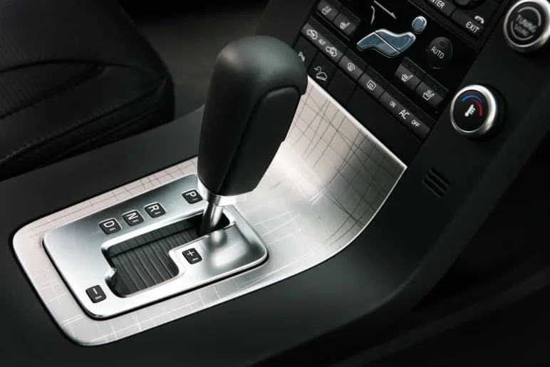 Automatická převodovka v interiéru vozu Škoda s pákou řazení.