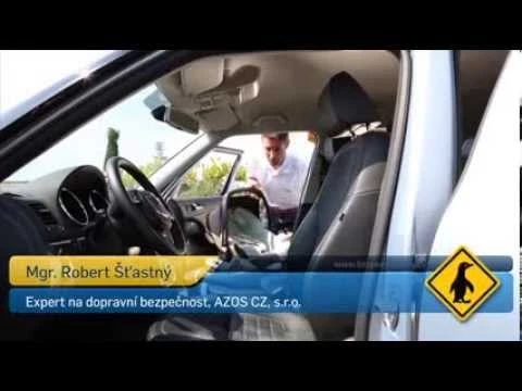 Muž instaluje dětskou sedačku do auta.