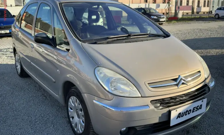 Stříbrný Citroën Berlingo B9 zaparkovaný na štěrkové ploše.
