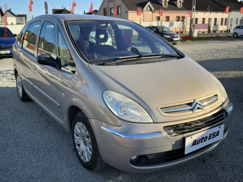 Stříbrný Citroën Berlingo B9 zaparkovaný na štěrkové ploše.