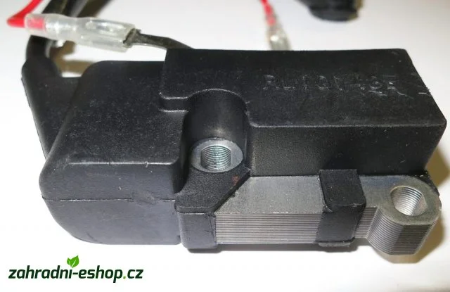 Černý zapalovací cívka pro motorovou pilu s elektrickými vodiči.