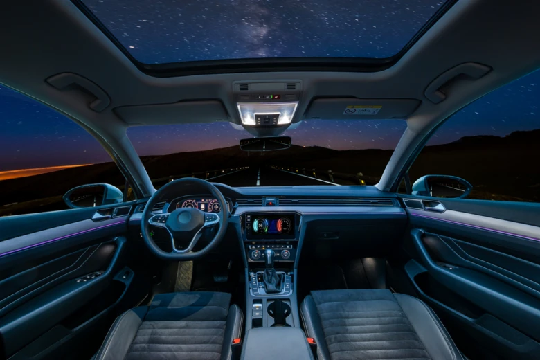 Vnitřek auta s panoramatickou střechou ukazující hvězdné nebe.