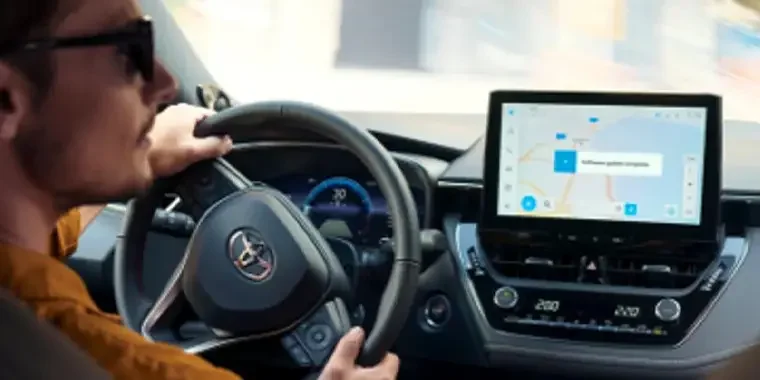 Vnitřek Toyoty s Androidem na displeji pro zrcadlení obrazovky v autě