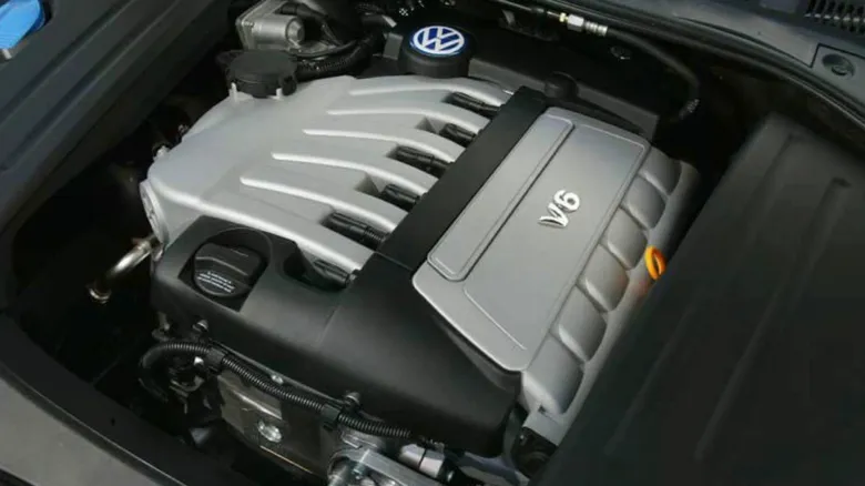 Motor VW s označením V6 pod kapotou automobilu.