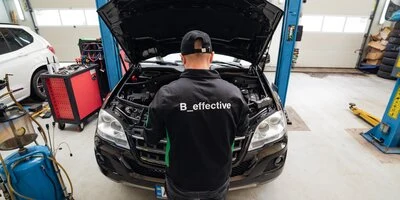 Mechanik kontroluje motor vozu pro diagnostiku zvuků.