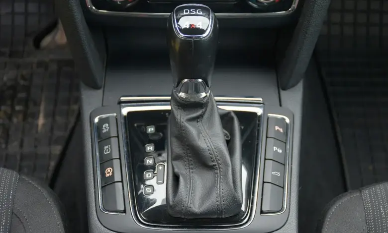 Černý páka převodovky DSG v interiéru automobilu.