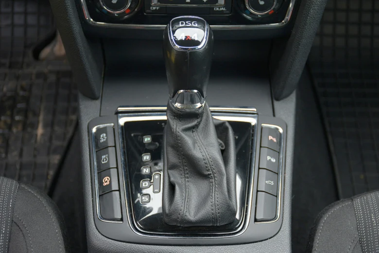 Černý páka převodovky DSG v interiéru automobilu.