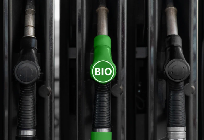 Zelená benzínová čerpadla s nápisem BIO pro biopaliva.