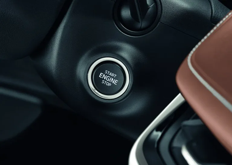 Tlačítko pro zapnutí motoru uvnitř vozu Škoda Karoq.