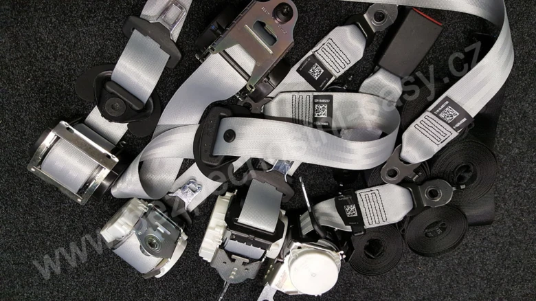 Sada různých dílů bezpečnostního pásu pro auto včetně mechanismů.