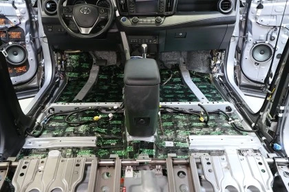 Instalace zvukové izolace do podlahy automobilu