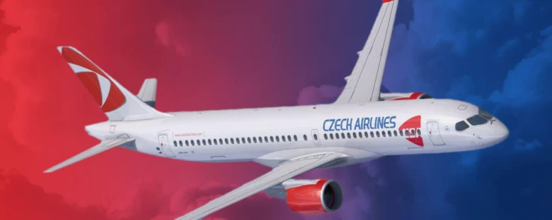 Bílý letoun České aerolinie létá po barevné obloze.