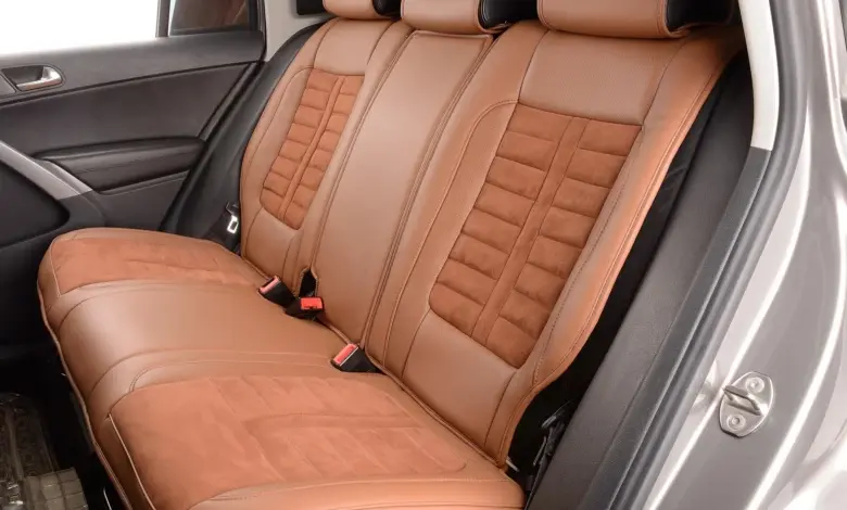 Správně nasazený potah na autosedačku bez vrásek.