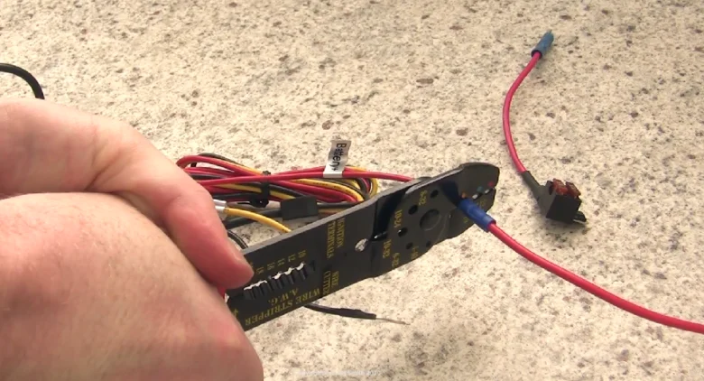 Ruční nástroj pro stříhání kabelů při instalaci USB portu v autě.