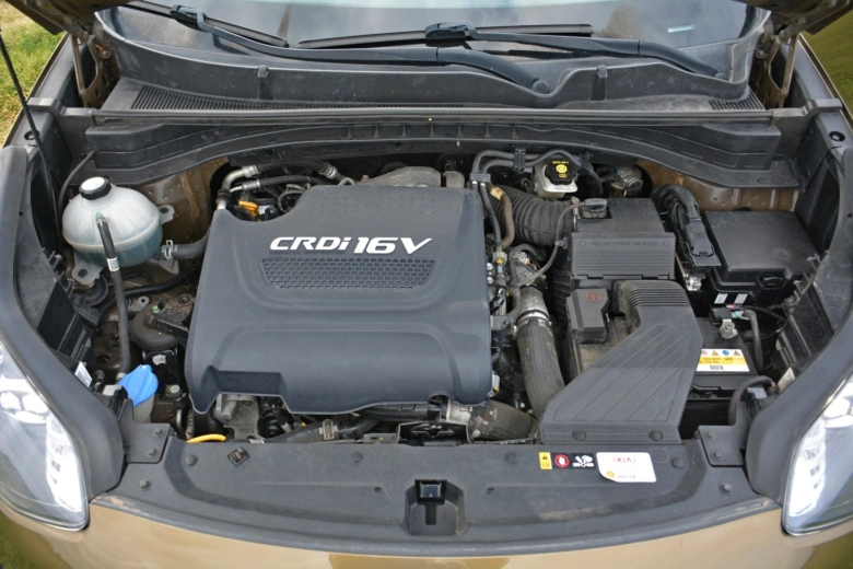 Motorový prostor vozu Kia Sportage s viditelným dieslovým motorem.