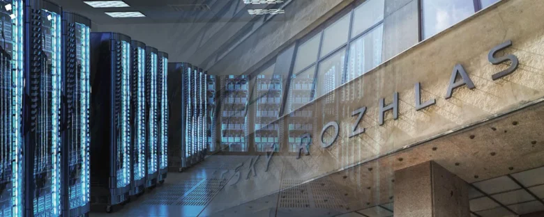 Interiér datového centra s řadami servery pod okny.