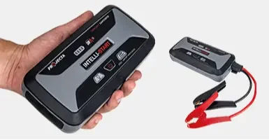 Ruční držení přenosného startéru pro auto s klemami.