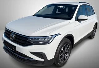 Bílý SUV VW Tiguan zepředu v tříčtvrtinovém záběru.